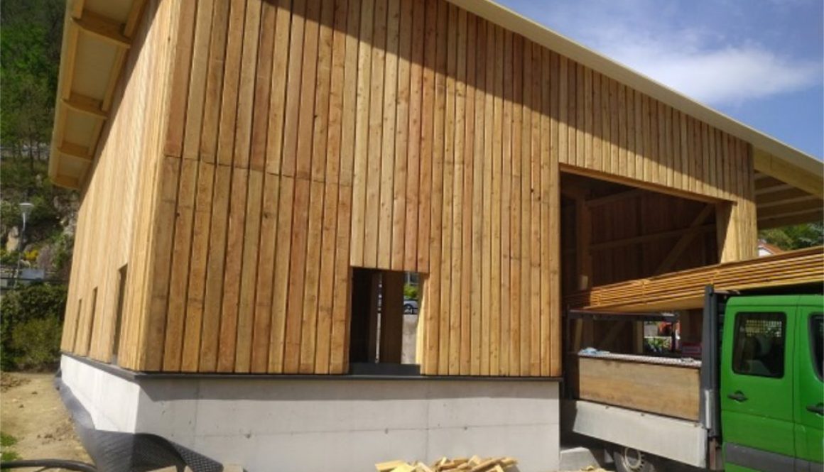 Lagerhalle aus Lärchenholz Titel
