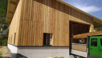 Lagerhalle aus Lärchenholz Titel